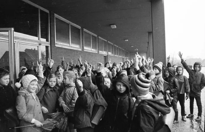Framed Print : Overcrowded classes and annoyed teacher at a Bochum secondary school in 1966 Framed Print : Overcrowded classes and annoyed teacher at a Bochum secondary school in 1966