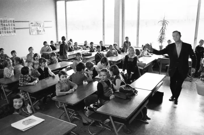 Framed Print : Overcrowded classes and annoyed teacher at a Bochum secondary school in 1966 Framed Print : Overcrowded classes and annoyed teacher at a Bochum secondary school in 1966