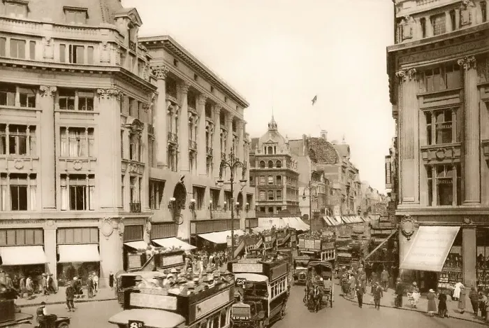 Framed Print : Oxford Street from Oxford Circus Framed Print : Oxford Street from Oxford Circus