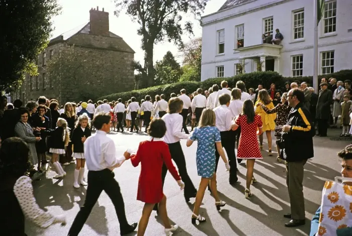 Framed Print : Paare gehen Hand in Hand in einer Prozession zum Abendtanz, Flora Day, Helston, Cornwall, England, UK 1973