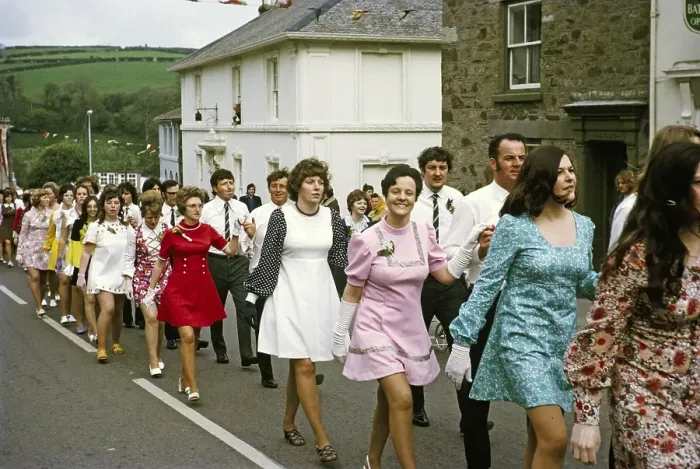 Framed Print : Paare gehen Hand in Hand in einer Prozession zum Abendtanz, Flora Day, Helston, Cornwall, England, UK 1973 Framed Print : Paare gehen Hand in Hand in einer Prozession zum Abendtanz, Flora Day, Helston, Cornwall, England, UK 1973
