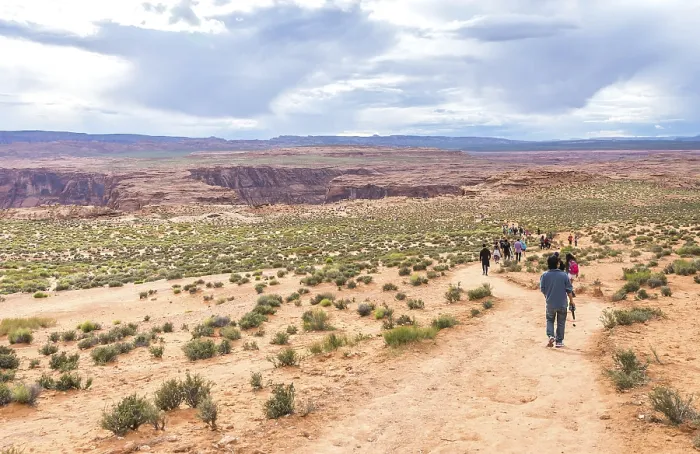 Framed Print : PAGE, ARIZONA - MAY 25: Hikers at Horseshoe Bend on May 25 Framed Print : PAGE, ARIZONA - MAY 25: Hikers at Horseshoe Bend on May 25