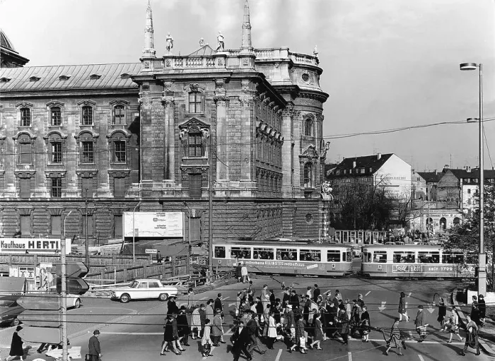 Framed Print : Palace of Justice at Stachus, Karlsplatz Framed Print : Palace of Justice at Stachus, Karlsplatz