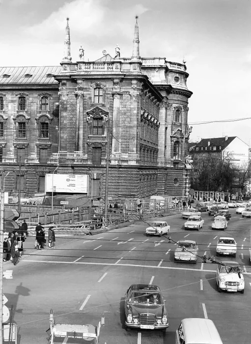Framed Print : Palace of Justice at Stachus, Karlsplatz Framed Print : Palace of Justice at Stachus, Karlsplatz