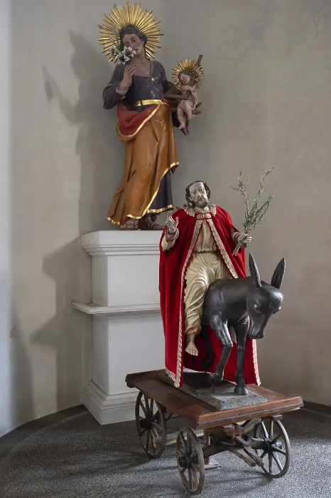 Framed Print : Palmesel, behind a sculpture of the Virgin Mary in the parish church of St Peter and St Paul
