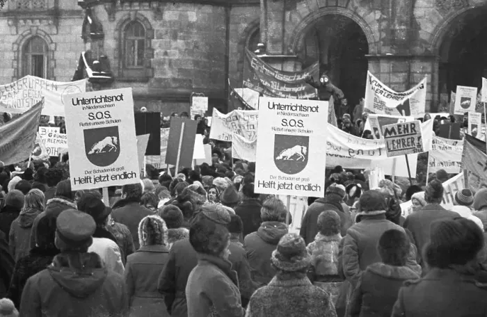 Framed Print : Parents and pupils demonstrated together for more teachers and against the Radical Decree in front of the New Town Hall