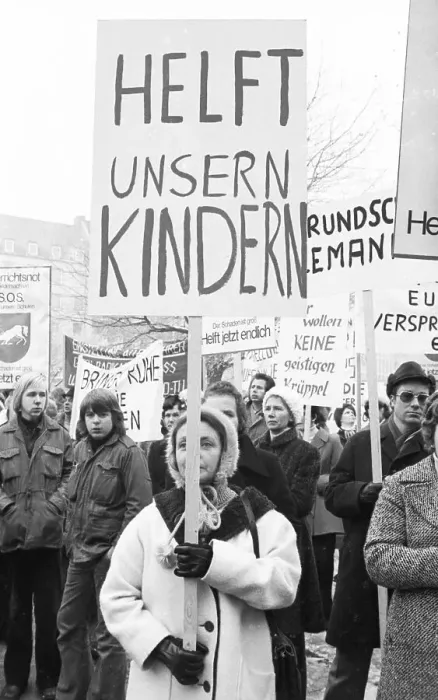 Framed Print : Parents and pupils demonstrated together for more teachers and against the Radical Decree in front of the New Town Hall