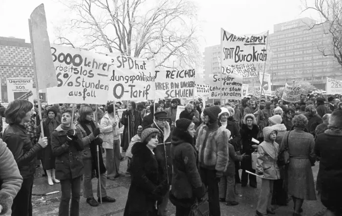 Framed Print : Parents and pupils demonstrated together for more teachers and against the Radical Decree in front of the New Town Hall