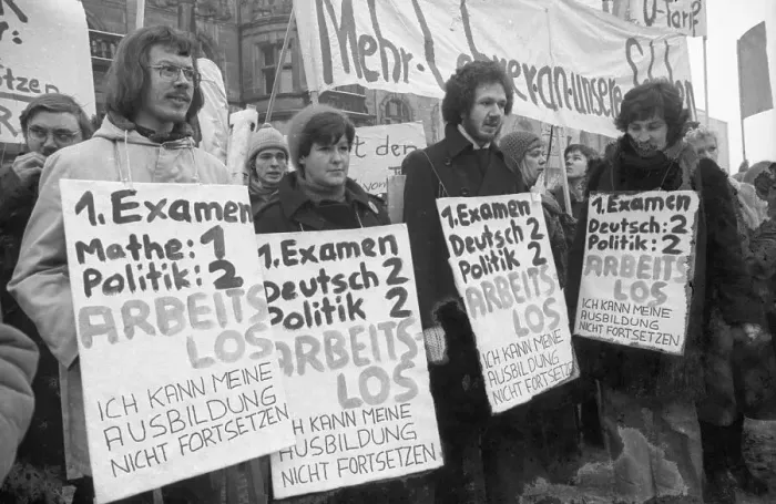Framed Print : Parents and pupils demonstrated together for more teachers and against the Radical Decree in front of the New Town Hall