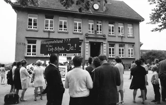 Framed Print : Parents and pupils of the Dortmund Loh School