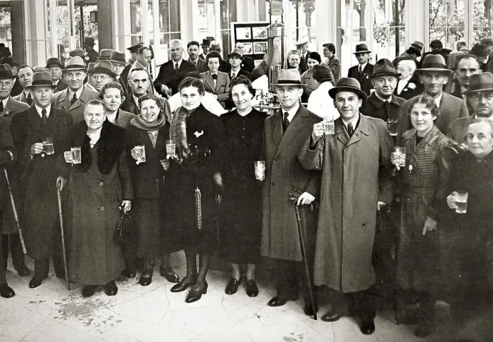 Framed Print : Party, everyone drinking beer, historic photograph