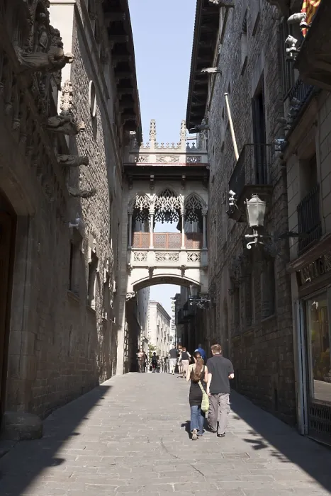 Framed Print : Passers-by under the Bridge of Sighs in Carrer del Bisbe Framed Print : Passers-by under the Bridge of Sighs in Carrer del Bisbe
