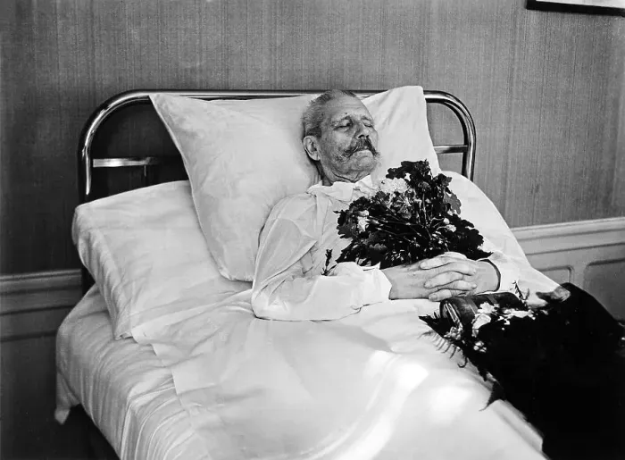 Framed Print : Paul von Hindenburg on his deathbed