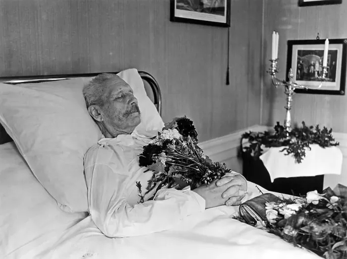 Framed Print : Paul von Hindenburg on his deathbed Framed Print : Paul von Hindenburg on his deathbed