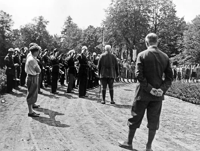 Framed Print : Paul von Hindenburg inspecting school groups