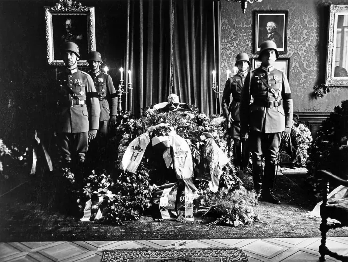 Framed Print : Paul von Hindenburg laid out on his coffin Framed Print : Paul von Hindenburg laid out on his coffin
