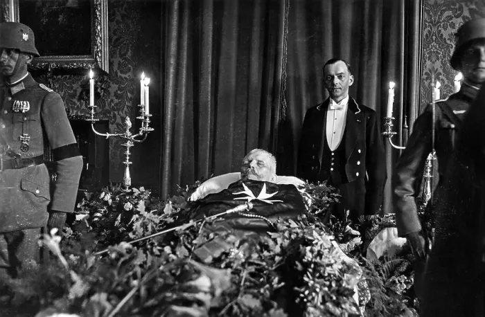 Framed Print : Paul von Hindenburg lying on his coffin
