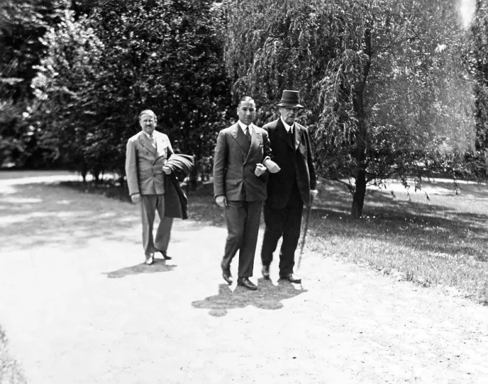 Framed Print : Paul von Hindenburg with his son Oskar von Hindenburg taking a walk