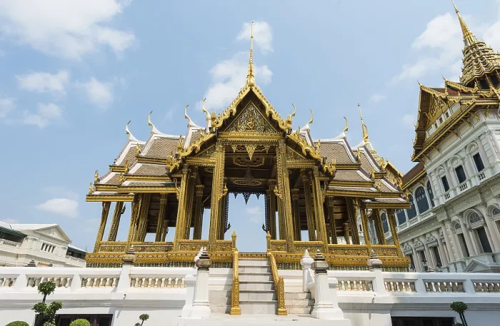 Framed Print : Pavilion in front of Chakri Maha Prasat in the Grand Palace