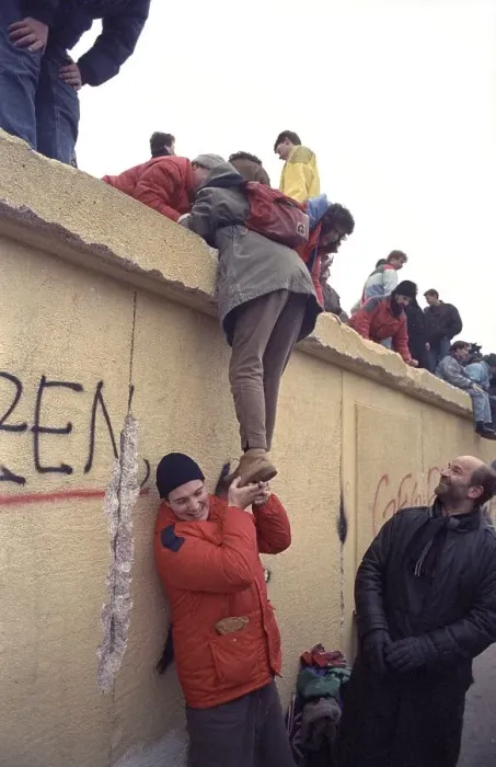 Framed Print : People climbing the Berlin Wall at Brandenburg Gate