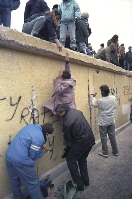 Framed Print : People climbing the Berlin Wall at Brandenburg Gate Framed Print : People climbing the Berlin Wall at Brandenburg Gate