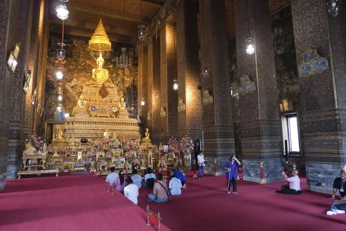 Framed Print : People praying, altar with Buddha statue in the Wat Po temple