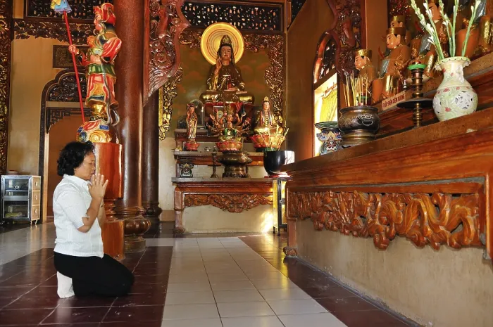 Framed Print : People praying in a Buddhist temple on the mountain of the black woman Framed Print : People praying in a Buddhist temple on the mountain of the black woman