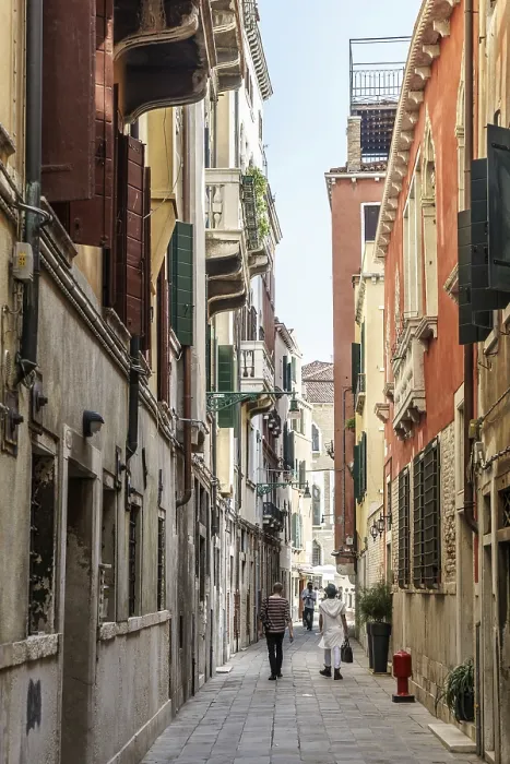 Framed Print : People walking along a narrow street in Venice Framed Print : People walking along a narrow street in Venice
