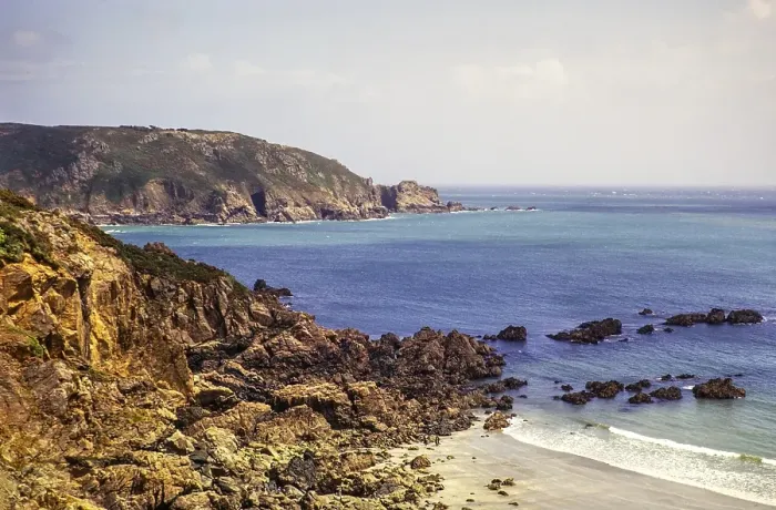 Framed Print : Petit Bot Kuestenlandschaft Strand Guernsey, Kanalinsel, Grossbritannien, Juni 1974