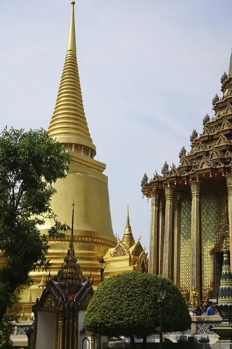 Framed Print : Phra Mondop, the Library, Phra Pyrausta (moth) (Rattana) Chedi