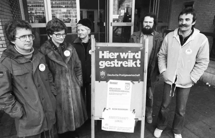 Framed Print : Pickets at the strike of the Bundespost during the wage dispute on 20