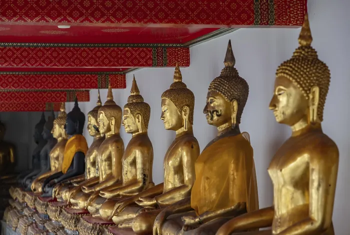 Framed Print : A picture of golden Buddha statues at the Wat Pho Temple