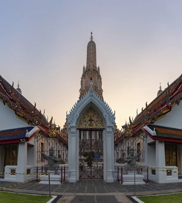 Framed Print : A picture of the Wat Arun Temple, at sunset