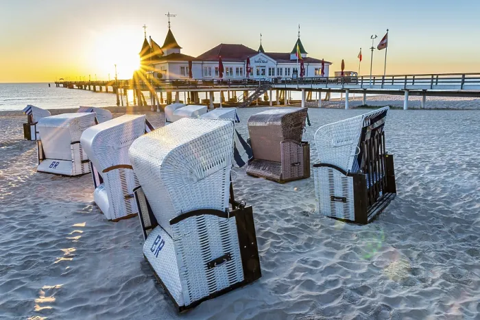 Framed Print : Pier Ahlbeck, restaurant, beach chairs