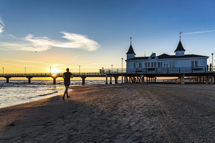 Framed Print : Pier Ahlbeck, restaurant, runner