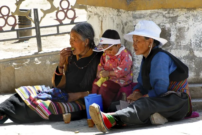 Framed Print : Pilgrim family, Gyantse, Tibet