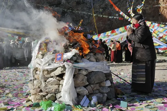 Framed Print : Pilgrim praying during a ceremony at Namtso Lake