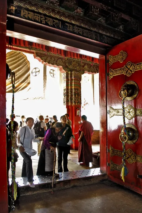 Framed Print : Pilgrims, Jamkhang Chenmo monastery