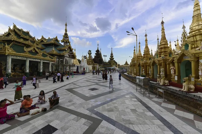 Framed Print : Pilgrims in the Shwedagon Pagoda