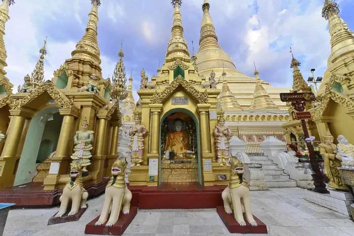 Framed Print : Pilgrims at Shwedagon Pagoda, Yangon Framed Print : Pilgrims at Shwedagon Pagoda, Yangon