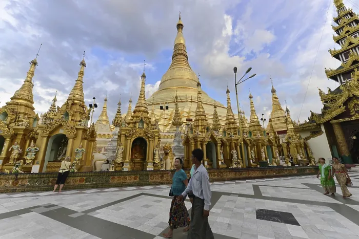 Framed Print : Pilgrims at Shwedagon Pagoda, Yangon