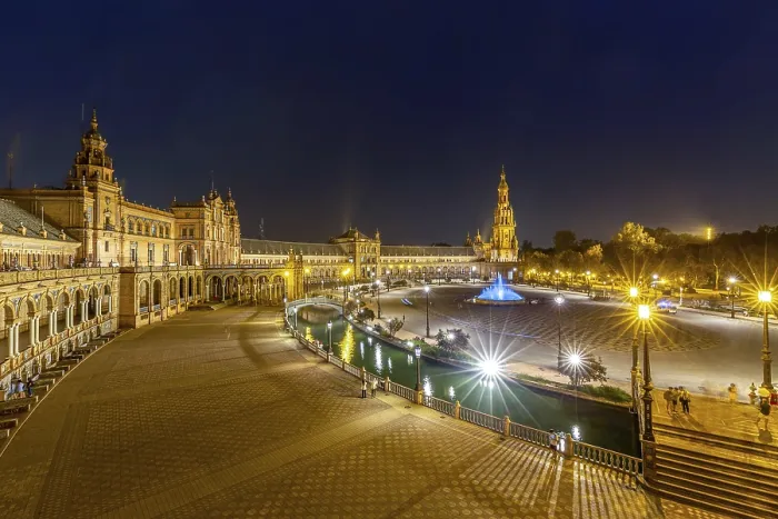 Framed Print : Plaza de Espana in Seville, Andalusia Framed Print : Plaza de Espana in Seville, Andalusia
