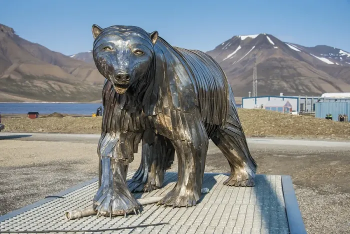 Framed Print : Polar bear statue, Longyearbyen