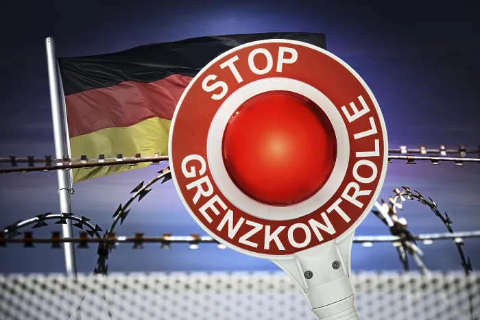 Framed Print : Police trowel with the inscription Stop border control and German flag in front of barbed wire