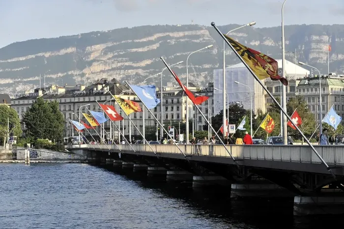 Framed Print : Pont du Mont Blanc bridge in the city centre