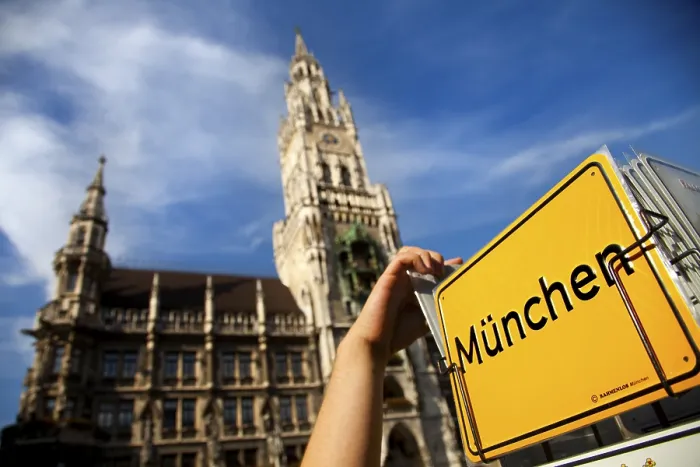 Framed Print : Postcard of 'Muenchen' in front of Neues Rathaus