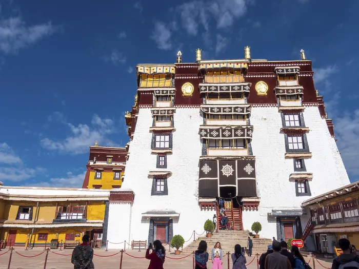 Framed Print : Potala Palace, courtyard, former palace of the Dalai Llama Framed Print : Potala Palace, courtyard, former palace of the Dalai Llama