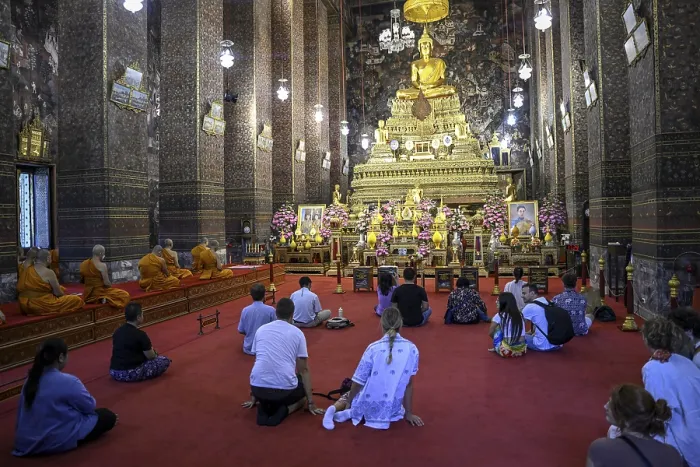 Framed Print : Praying Buddhists at Wat Pho, Temple of the Reclining Buddha