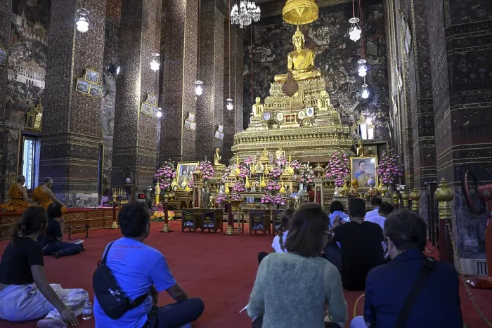 Framed Print : Praying Buddhists at Wat Pho, Temple of the Reclining Buddha