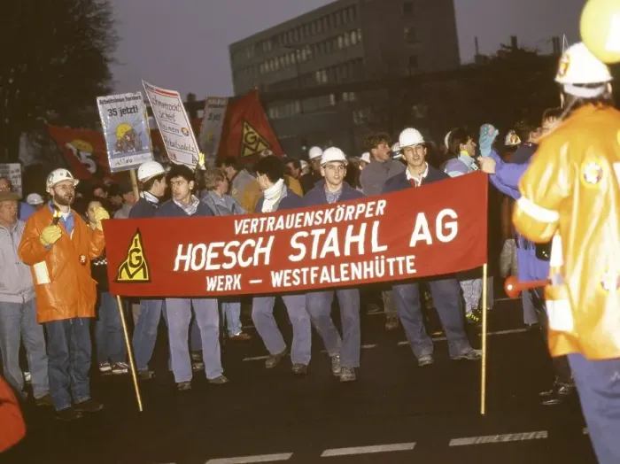 Framed Print : In the pre-Christmas period with its demands to the employers with the reduction of working time